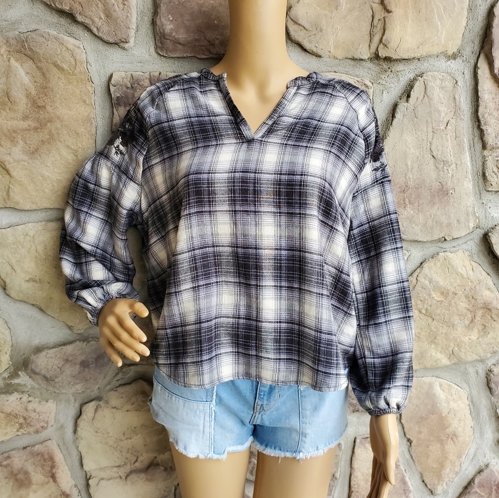 AMERICAN EAGLE | Black, Gray Cream Peasant Blouse